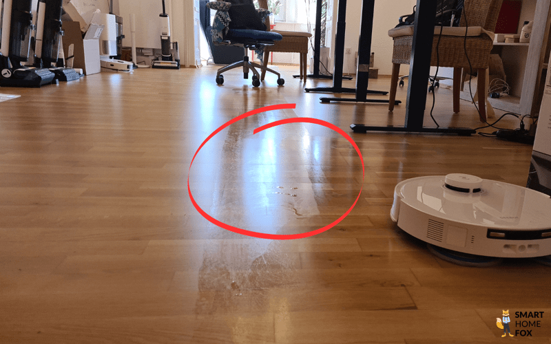 Die Wassertropfen beim Wischtest durch den ECOVACS DEEBOT T30 PRO OMNI sind in der Nahaufnahme zu sehen.